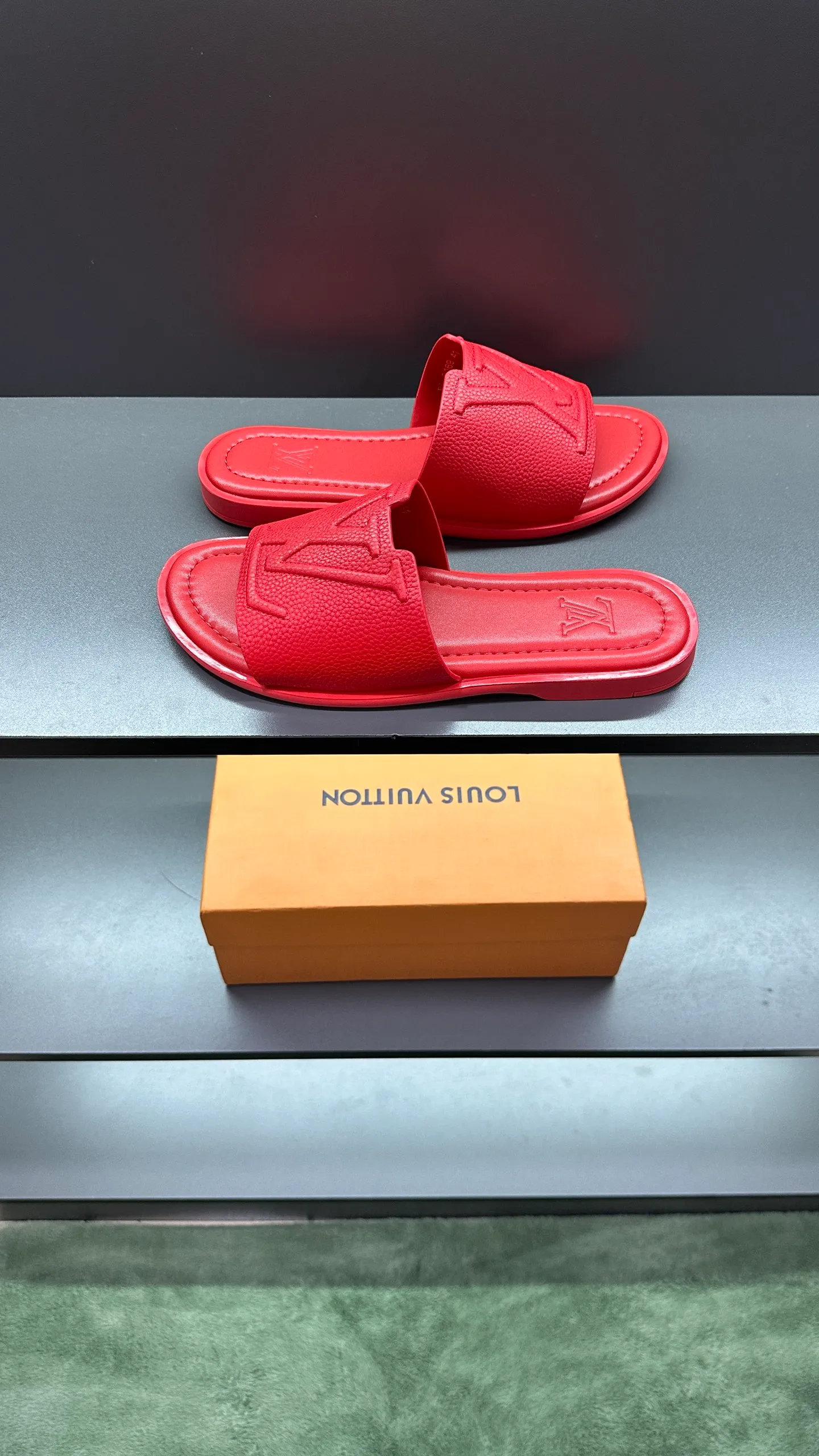 P280 🔍Top purchasing agent LV men's spring and summer slippers counter synchronized. The uppers are made of cowhide fabric imported from Italy, with logo graphics and high-quality craftsmanship. The soles are: original soles specially provided by the original factory. Exclusive molded soles are super comfortable. Original factory follow-up orders. 🔍🔍High quality. You can enter and exit the counter at will. Welcome to compare. Size 38-45
